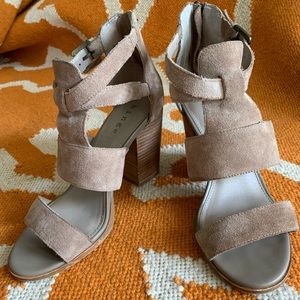 Hinge Cora Block Heel Sandal